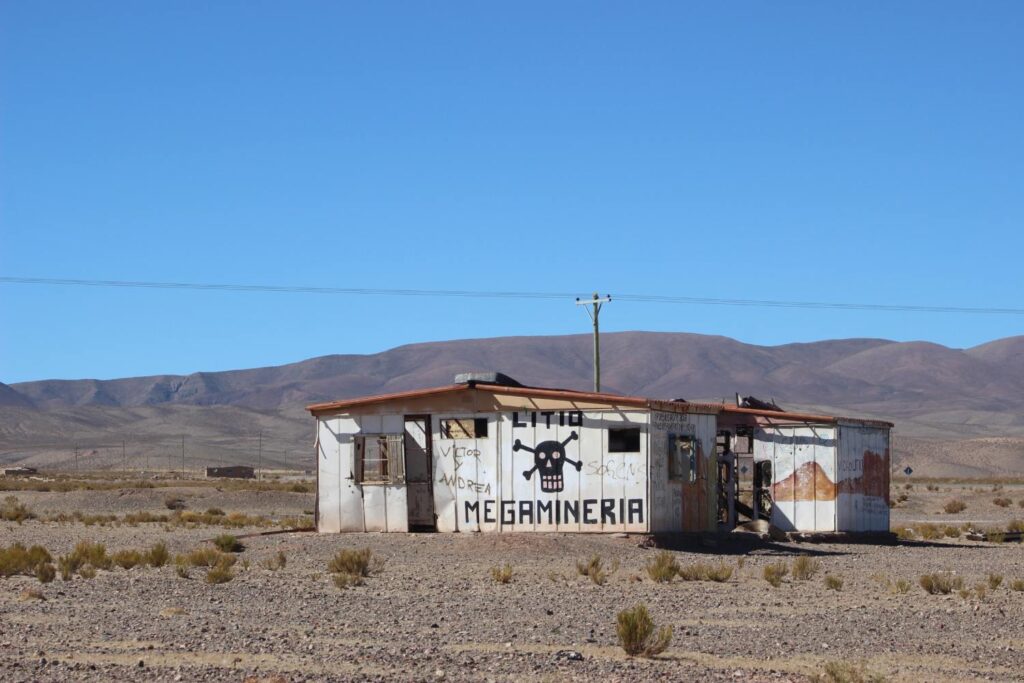 Salares de jujuy. Una vieja casa abandonada es usada de lienzo para expresar la oposición de los pobladores a la explotación en Salinas Grandes. Foto: Ramiro Barreiro