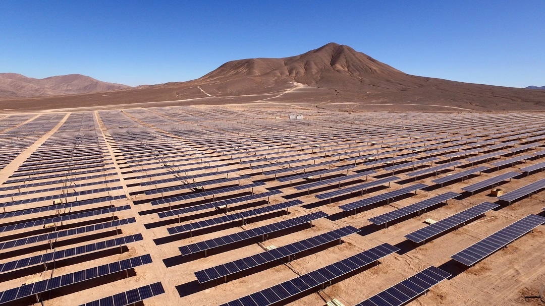 Asociaciones para una transición energética justa. Paneles solares en el desierto de Atacama, Chile. Crédito: Antonio García / Unsplash.