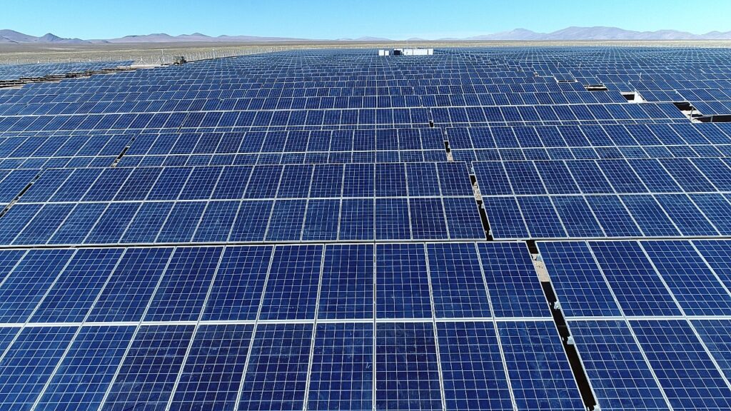 Ancotanga acoge a la planta solar más grande de Bolivia y pelea contra el olvido