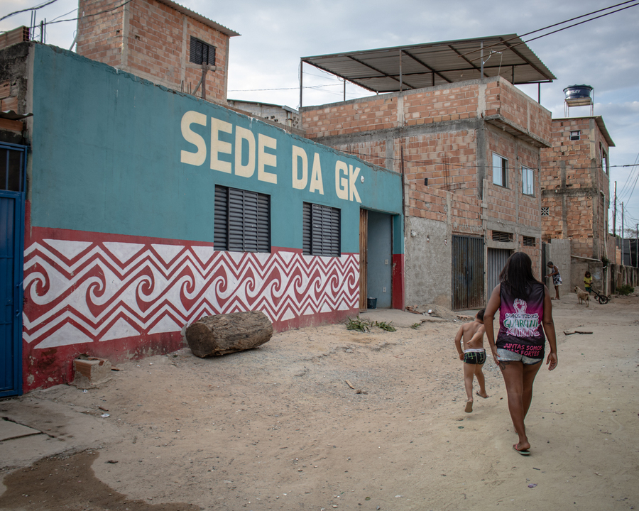 Naiara Rocha caminha em direção ao centro comunitário em GK. Foto: Amanda Magnani