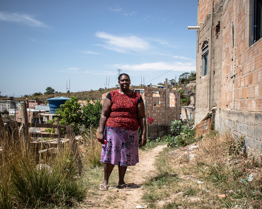 Rosilda da Conceição Silvestre, na rua de sua casa na comunidade Terra Nossa, onde não há iluminação. Foto: Amanda Magnani