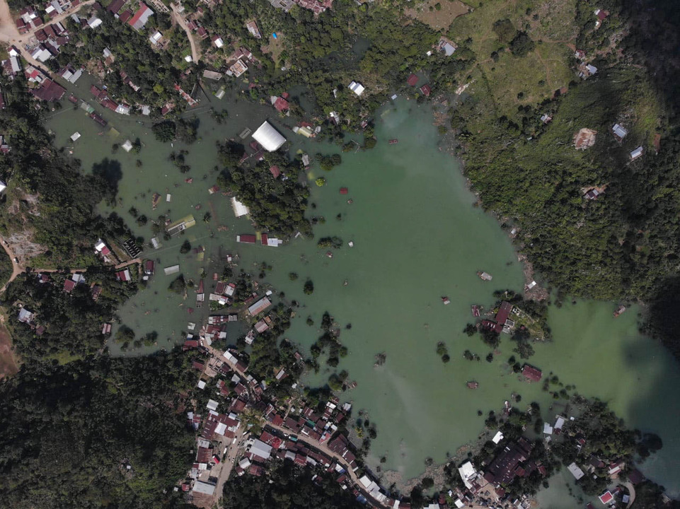 En Guatemala, los huracanes Eta e Iota afectaron a 2,4 millones de personas. De estas, 1,7 millones requirieron ayuda humanitaria. Las prioridades inmediatas durante la atención de la emergencia incluyeron acceso a agua potable, saneamiento, nutrición y seguridad alimentaria, salud y refugio. Crédito: Cruz Roja de Guatemala