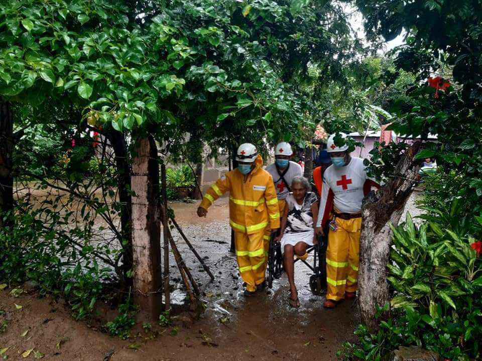 Aparte de apoyo en la evacuación y rescate durante la emergencia provocada por los huracanes Eta e Iota, los funcionarios de la Cruz Roja en Nicaragua brindaron apoyo en los albergues, cuidado pre-hospitalario, atención psicosocial y ayudaron a evaluar daños e identificar necesidades. Crédito: Cruz Roja de Nicaragua