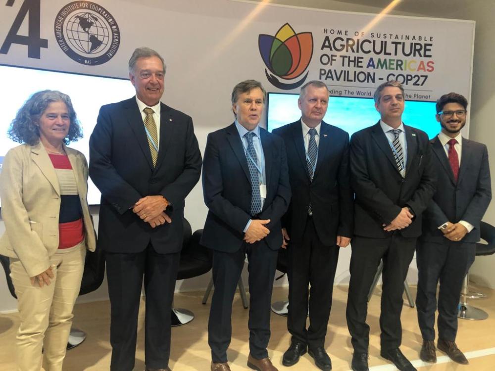 Reunión de ministros de agricultura del Mercosur en el pabellón de la IICA durante la COP27. Crédito: IICA.