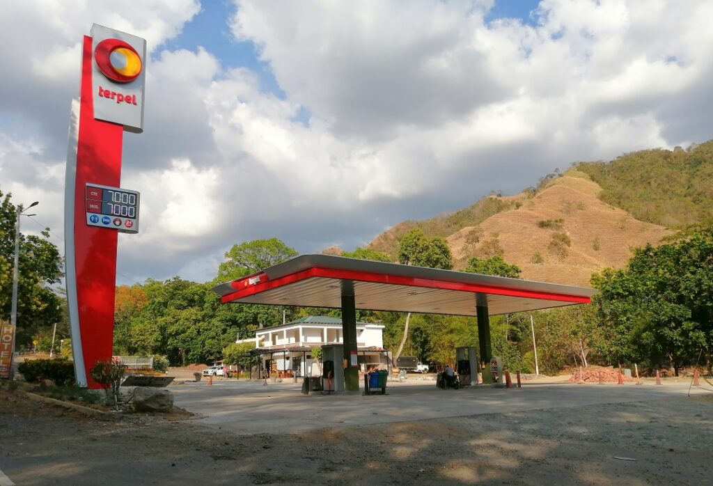 Gasolinera en Colombia. Foto: EEIM, CC BY-SA 4.0, vía Wikimedia Commons
