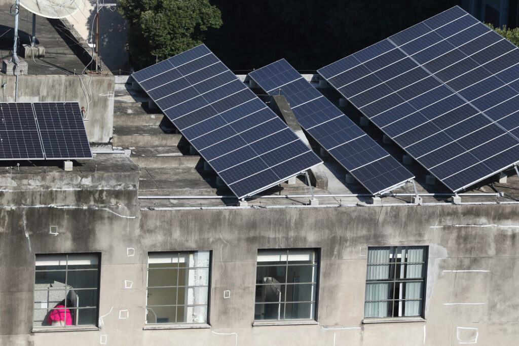 Paneles solares en el centro de Río de Janeiro. Foto: Tânia Rêgo/Agencia Brasil