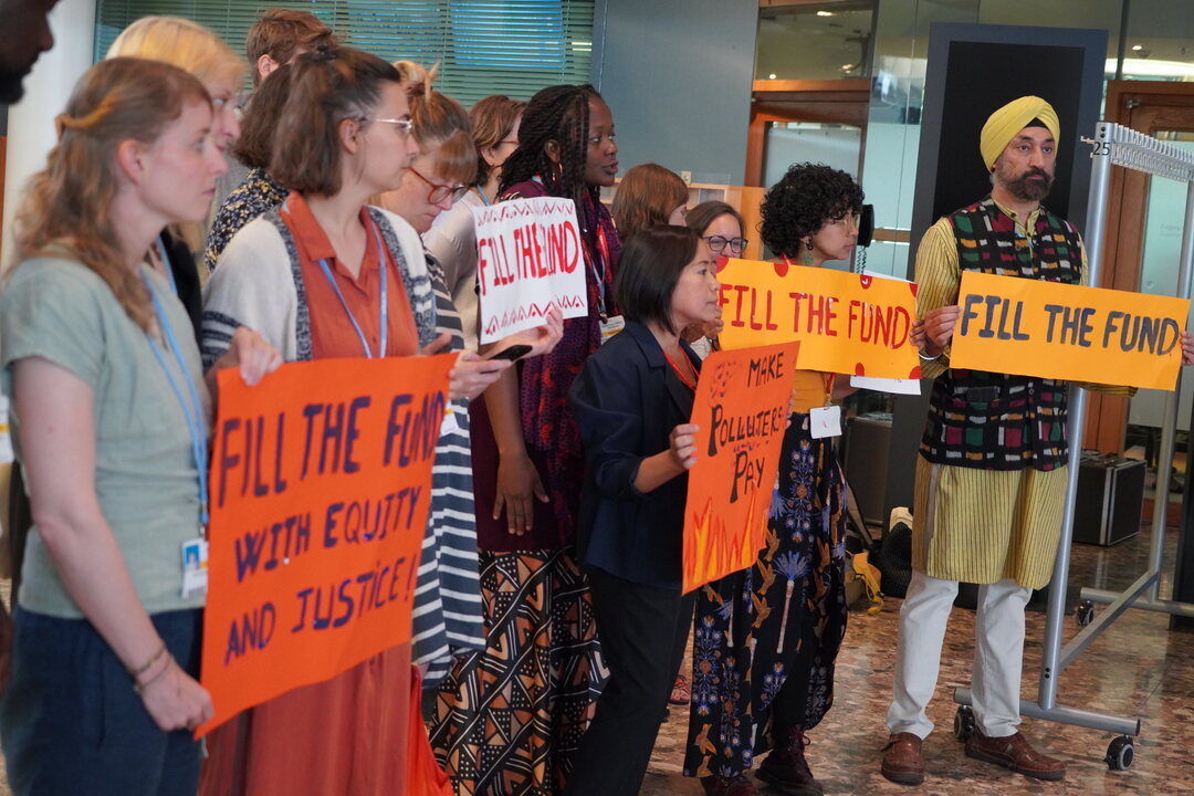 Manifestación de la sociedad civil en las reuniones preparatorias a la COP28, realizadas en junio de 2023 en Bonn (Alemania), reclamando financiamiento para el fondo para pérdidas y daños. Crédito: UNFCCC