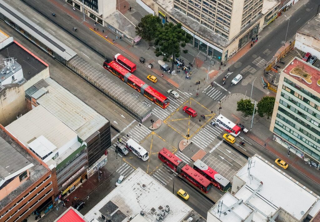 Tráfico en Bogotá. Foto: German Rojas / Pixabay