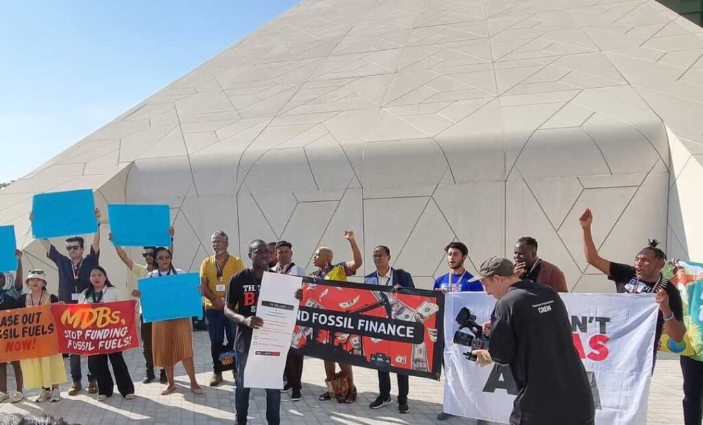 Una manifestación en contra de los combustibles fósiles durante la COP28. Foto: Belén López Mensaque