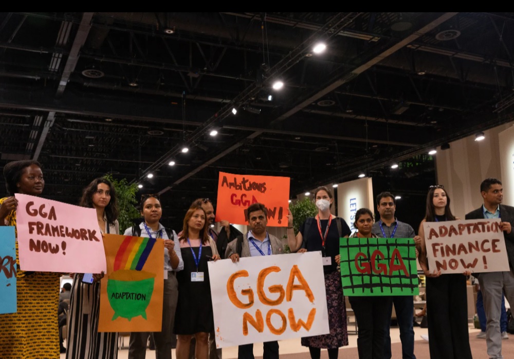 Activistas manifestándose en la COP28. Créditos: Kiara Worth.