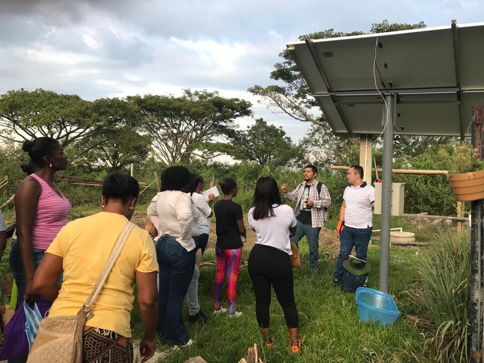 Gracias a los conocimientos adquiridos, las mujeres pueden operar los sistemas energéticos instalados pero también enseñarles a otros miembros de la comunidad. Foto: Renata Moreno. UAO.