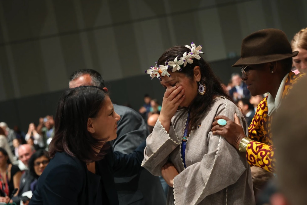 Delegada de las Islas Marshall llora en la sesión plenaria de clausura de la COP28. Muchas naciones insulares del Pacífico se mostraron decepcionadas con el resultado de la conferencia, afirmando que «no nos hace avanzar más allá del statu quo». Crédito: Christopher Edralin.