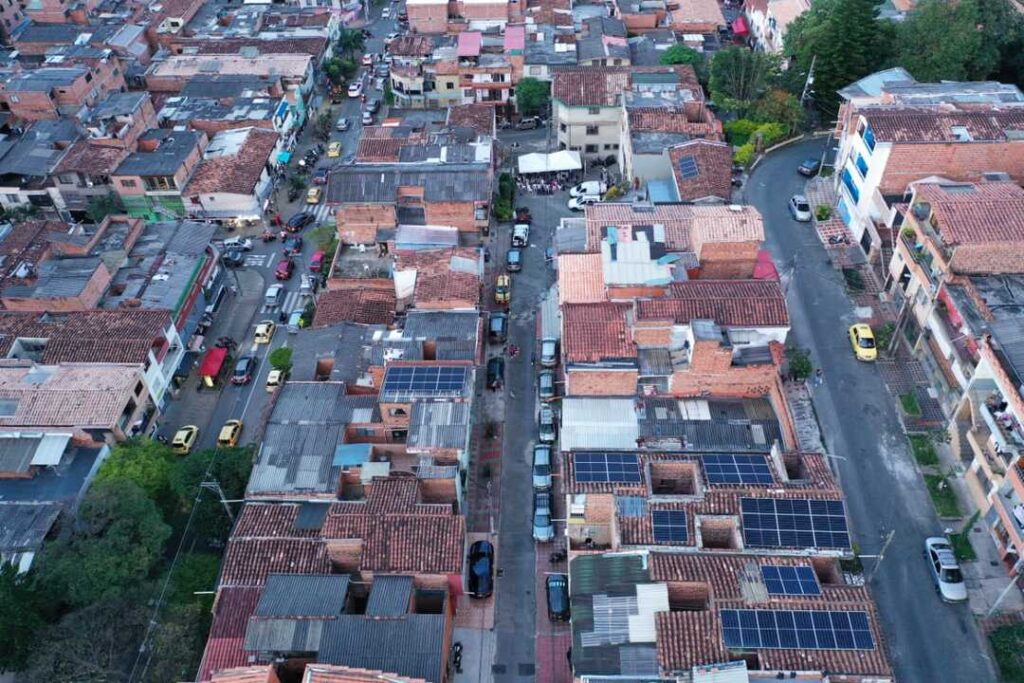 Fotos tomadas con dron del proyecto de comunidad solar en el barrio El Salvador, en Medellín (Colombia). Crédito: Cortesía Grupo de Investigación Energeia.