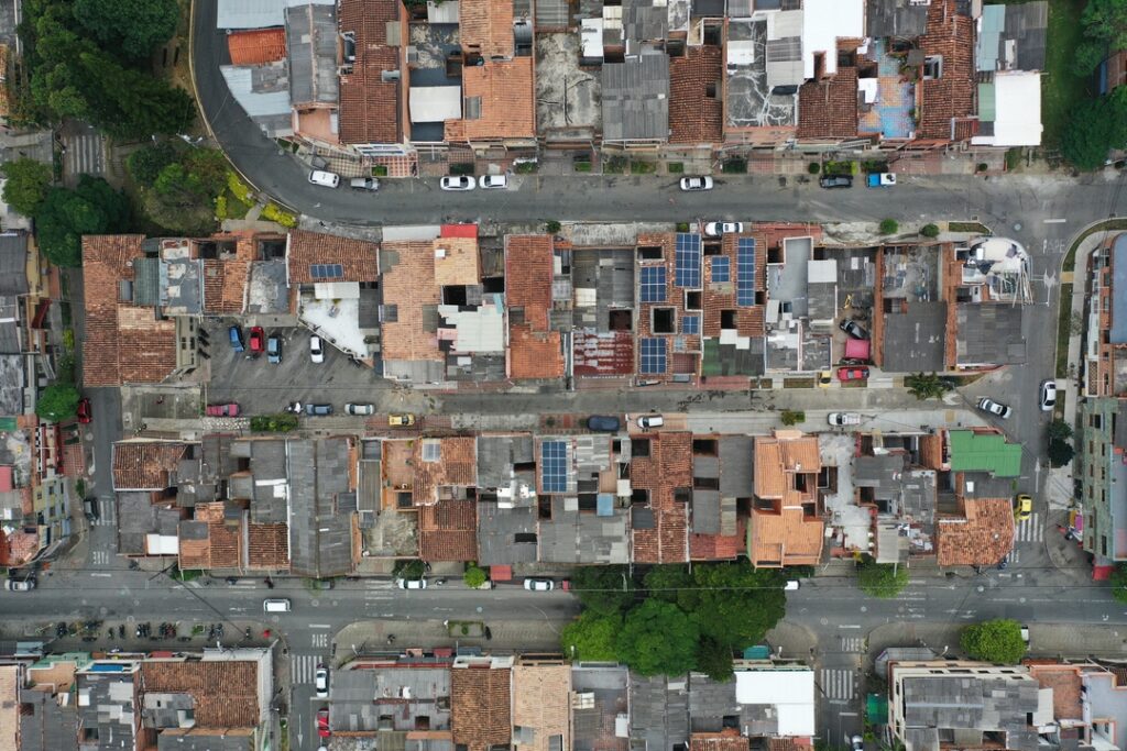 Fotos tomadas con dron del proyecto de comunidad solar en el barrio El Salvador, en Medellín (Colombia). Crédito: Cortesía Grupo de Investigación Energeia.