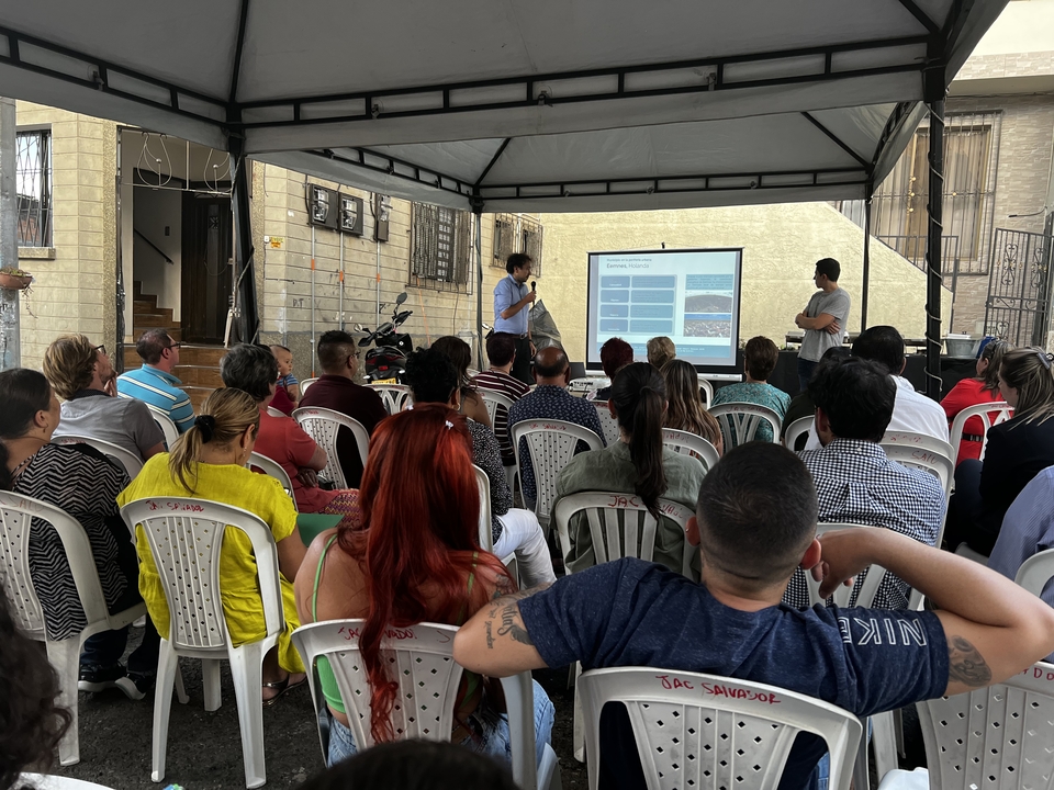 Vecinos que hacen parte del proyecto de comunidad solar en La Estrecha asisten a uno de los talleres de formación organizados por la universidad