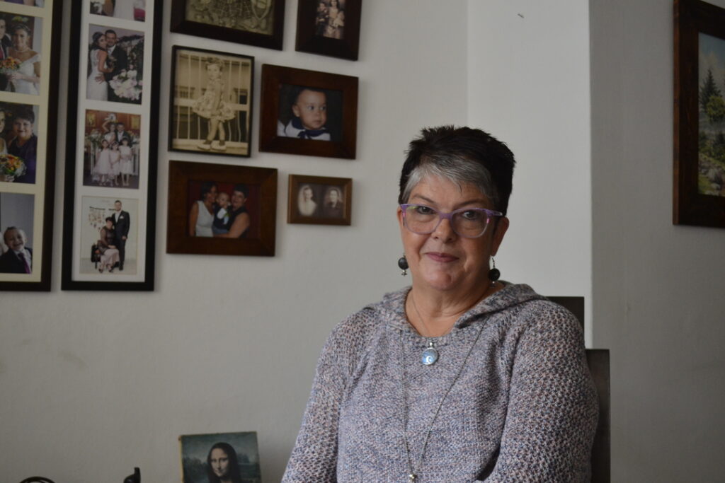 Nora Aleida Franco, una ama de casa y vendedora independiente que vive en la cuadra hace 35 años y quien hace parte de la comunidad energética. Crédito: María Paula Rubiano A.