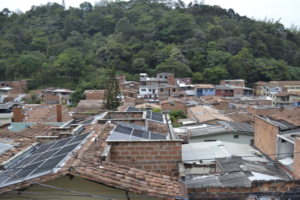 Vista de uno de los techos donde se ubican los paneles solares que potencian la comunidad energética de La Estrecha. Crédito: María Paula Rubiano A.