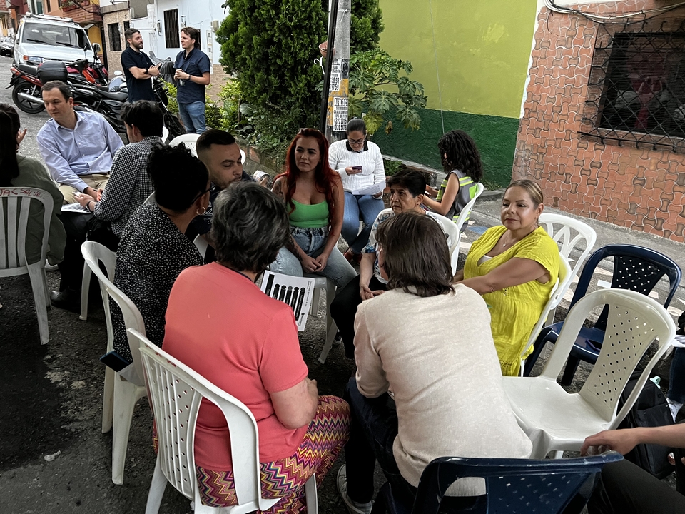 Vecinos que hacen parte del proyecto de comunidad solar en La Estrecha asisten a uno de los talleres de formación organizados por la universidad