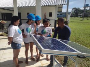 Alunos aprendem sobre energia solar. Foto Divulgação Revolusolar