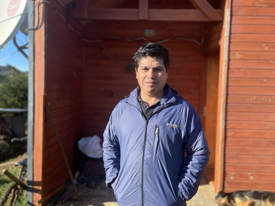 Ermes García Huenchuñir es dueño de uno de los invernaderos de la comunidad mapuche José Painecura Hueñalihuen. Crédito: Marta Apablaza Riquelme