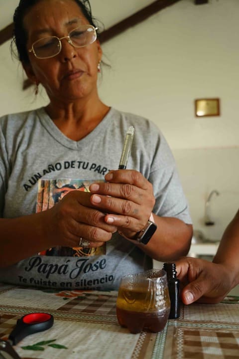 La comercialización del aceite de copaibo da una alternativa económica a las mujeres de Santa Mónica. Foto: Clovis de la Jaille