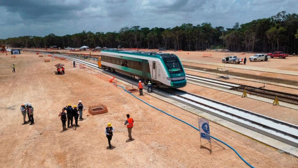 El Tren Maya inició operaciones parcialmente desde diciembre de 2023, en medio de cuestionamientos por sus impactos en la región. Foto: Presidencia de México