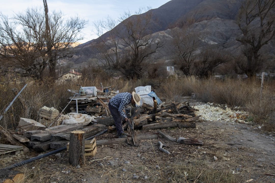 “Nosotros como que fuimos el nexo, ese quiebre entre que se perdía nuestra cultura, se perdía todo o volvía a renacer”, dice Esteban Vilca, creyente de que sus jóvenes no van a abandonar su identidad. Se emociona: “A nosotros se nos vienen las lágrimas, por lo menos a mí, de escucharlos y decir: es nuestra cultura, es nuestra identidad. Sabemos de dónde venimos, cuál fue nuestro pasado. Eso es lo que más me satisface, hay gente joven que va a seguir nuestra cultura, va a seguir trabajando por ella, va a seguir, este, viviéndola, ¿no?”.