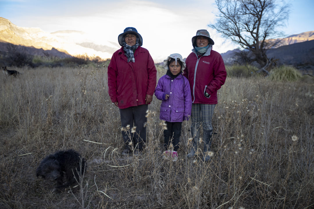 Retrato de tres generaciones de pastoras: Rosita posa con su madre y su hija, luego de una jornada arreando vacas. La agricultura y la ganadería siguen siendo la principal forma de sustento en la Quebrada del Toro.