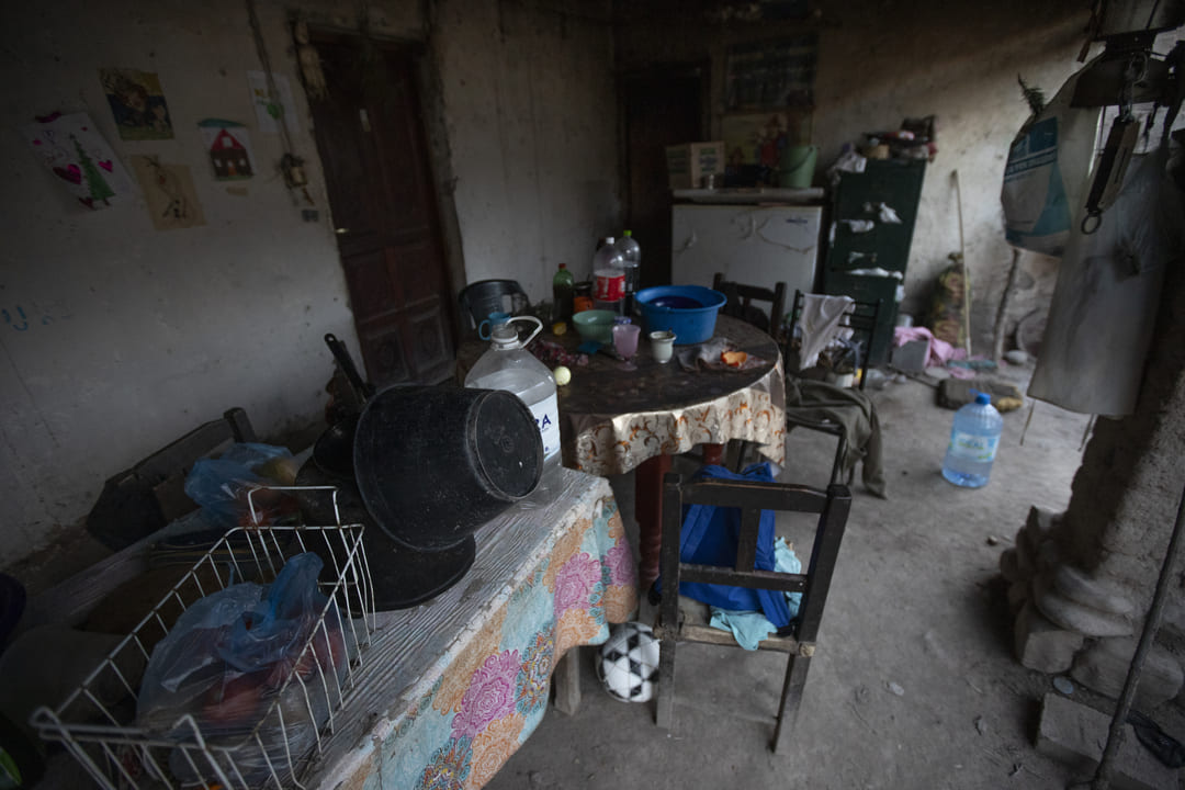 La Quebrada del Toro tiene índices altísimos de vulnerabilidad social: un lugar donde las casas son de adobe y los techos, de torta de barro; donde sobran los parajes sin una salita médica o una escuela; donde la mayoría no tiene electricidad, ni baños y el agua proviene de ríos y vertientes.