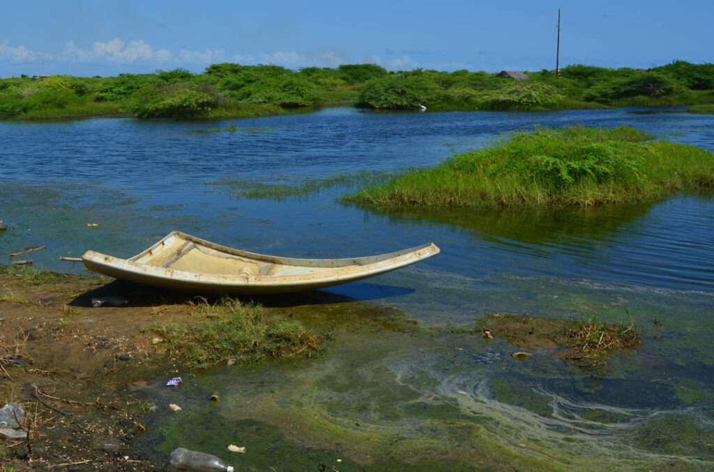 Restos de turbinas eólicas utilizados como botes por la comunidad Wayuú. Foto: Rosmina Suárez Piña.