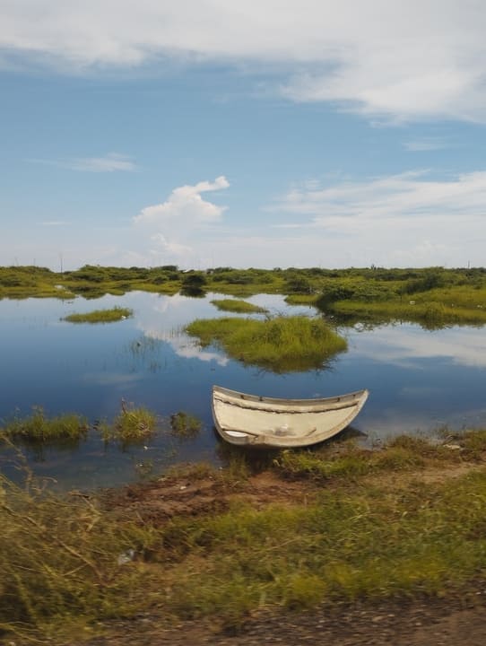 Restos de turbinas eólicas utilizados como botes por la comunidad indígena Wayuú. Foto Rosmina Suárez Piña